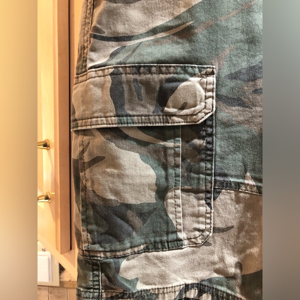 Wrangler Green Camo Cargo Tech Shorts Sz. 44 - Picture 4 of 7